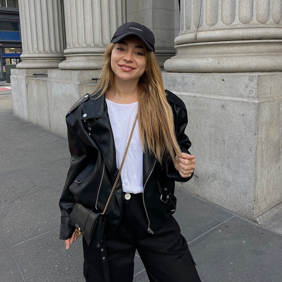 Hi! My name is Mari - model, style blogger and photographer, living in LA :) - Picture 1 of 4